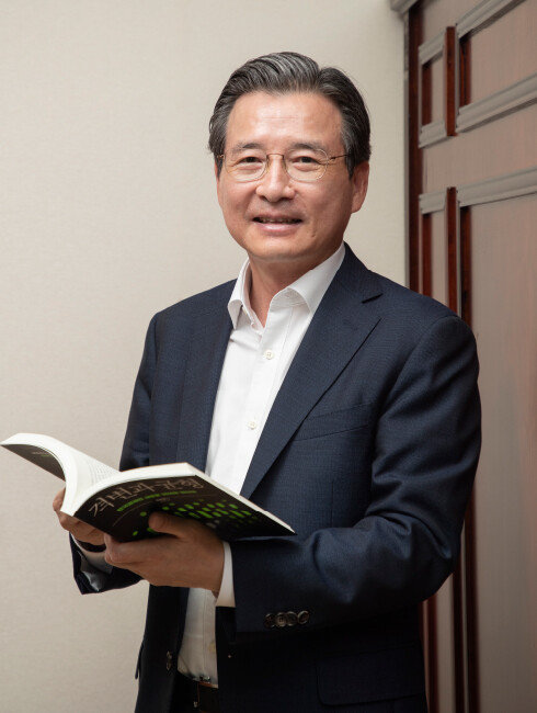 8월 4일 ‘신동아’와 인터뷰하기에 앞서 사진 촬영을 위해 포즈를 취한 김용범 전 기획재정부 제1차관. [조영철 기자]