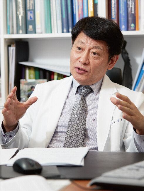 조정현 사랑아이여성의원 원장은 “젊을 때 냉동해 놓은 난자로 시험관아기 시술을 하면 임신율이 높다. 40대 여성이 30대에 냉동한 난자로 시술할 경우 30대의 임신율을 기대할 수 있다”고 말했다. [홍중식 기자]