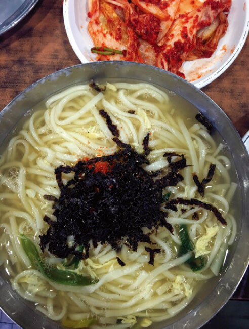 멸치로 국물을 내 깔끔한 멸치칼국수 [사진 제공·김민경]