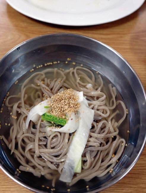 차가운 육수가 매력적인 냉칼국수. [사진 제공·김민경]