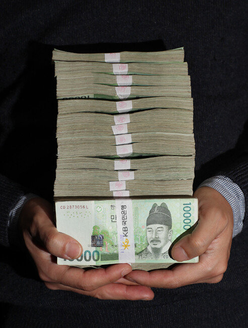 최근 직장인들 사이에서 근로소득세 부담이 늘었다는 원성이 나오고 있다. [동아DB]