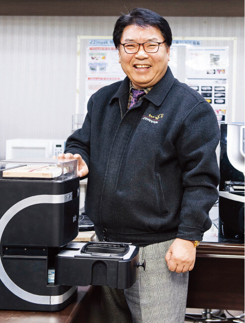 태방파텍이 제조·판매 중인 음식포장기앞에 선 정희국 대표.[홍태식 기자]