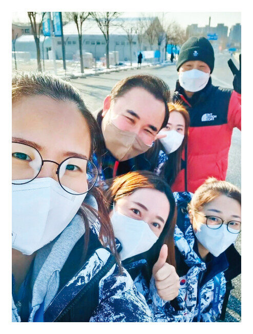  윤홍근 회장(뒷줄 가운데)과 컬링 여자 국가대표팀 ‘팀 킴’이 함께한 모습. [윤홍근 인스타그램]