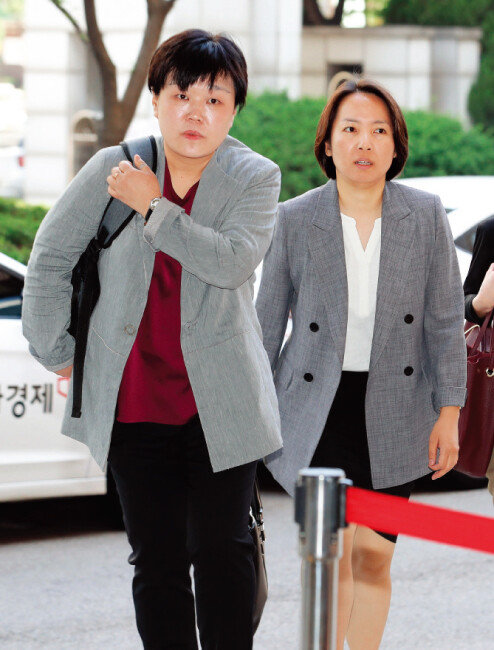 안희정 전 충남도지사로부터 성폭행을 당했다고 밝힌 김지은 씨의 법률대리인 장윤정(왼쪽), 정혜선 변호사. [뉴스1]