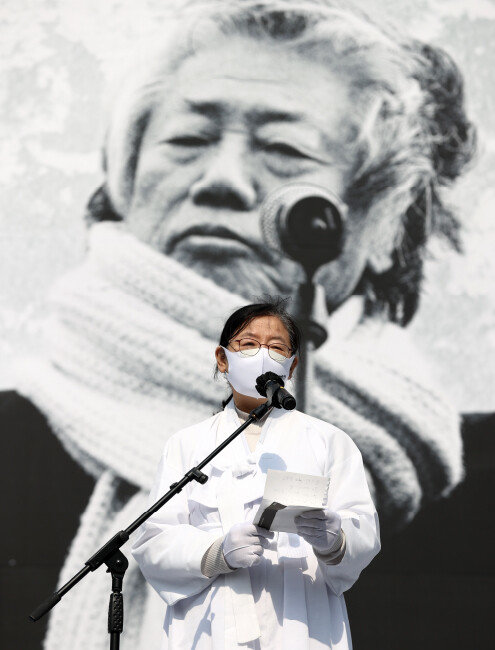 지난해 2월 19일 서울 중구 서울광장에서 열린 고 백기완 통일문제연구소장의 영결식에서 백원담 회장이 유족을 대표해 인사를 하고 있다. 백 회장은 고 백기완 소장의 장녀다. [뉴스1]