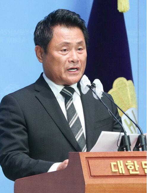 이세창 전 자유총연맹 총재 권한대행이 2022년 10월 25일 서울 여의도 국회 소통관에서 기자회견을 열고 ‘윤석열 대통령-한동훈 법무부 장관 심야 술자리’ 의혹에 관해 입장을 밝히고 있다. [뉴시스]