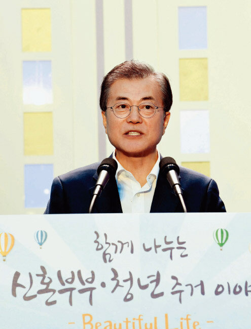 7월 5일 문재인 대통령이 서울 구로구 한 행복주택 아파트 광장 놀이터에서 열린 신혼부부  ·  청년 주거대책 발표 행사에서 인사말을 하고 있다. [동아DB]