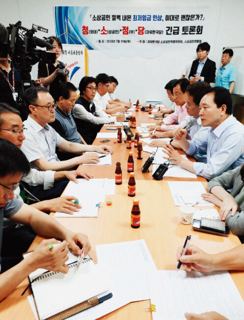 자유한국당 소속 성일종 소상공인특별위원회 위원장(오른쪽)이 7월 19일 서울 금천구 시흥공구상가에서 열린 ‘소상공인 절벽 내몬 최저임금 인상, 이대로 괜찮은가?’ 토론회에서 발언하고 있다. [뉴시스]