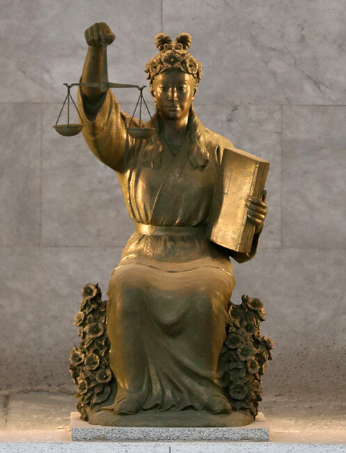 대법원 중앙홀에 있는 ‘정의의 여신상’. [동아DB]