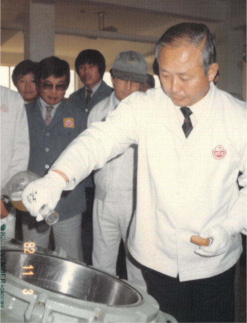 1982년 11월 3일 식초공장 가동식에 참석한 함태호 당시 오뚜기식품주식회사(현 오뚜기) 사장이 시설을 점검하고 있다. [오뚜기 제공]
