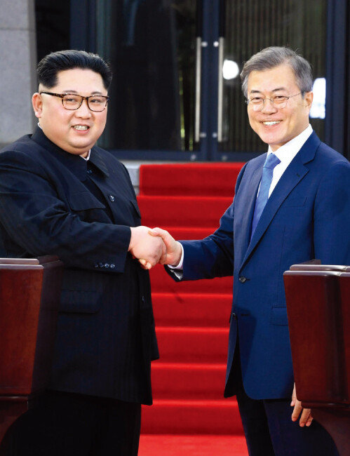 4월 27일 판문점 평화의집 앞에서 문재인 대통령(오른쪽)과 김정은 북한 국무위원장이 ‘판문점선언문’을 공동 발표한 뒤 악수하고 있다. [동아DB]