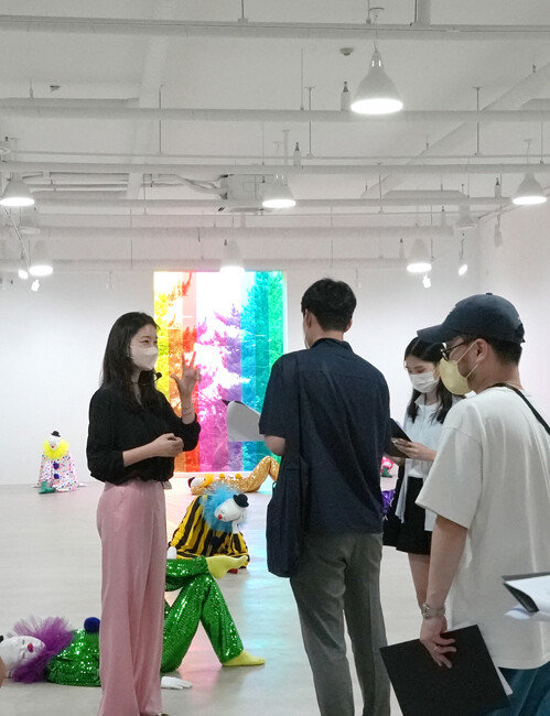 김희영 포도뮤지엄 총괄 디렉터가 ‘그러나 우리가 사랑으로’에 전시된 현대미술가 우고 론디노네의 작품을 설명하고 있다. [사진 제공·포도뮤지엄]