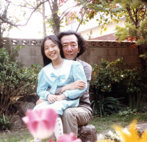 어린 시절 최인훈 작가 품에 안겨 있는 최윤경 씨.