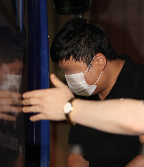 ‘사모펀드 의혹’의 키맨으로 지목된 조국 장관의 5촌 조카 조모 씨가 9월 16일 새벽 서울 서초구 서울중앙지방검찰청에서 조사를 마치고 호송차에 오르고 있다. [뉴스1]
