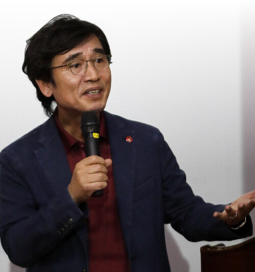 유시민 노무현재단 이사장이 10월 12일 제주웰컴센터에서 ‘한반도와 동북아 평화’를 주제로 강연하고 있다. [뉴시스]