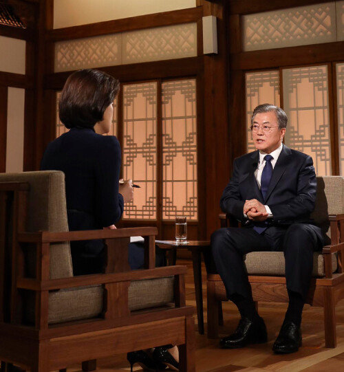 5월 9일 청와대 상춘재에서 문재인 대통령 취임 2주년 대담이 진행됐다. 이날 문 대통령을 인터뷰한 송현정 KBS 기자는 문빠들에게 “무례하다”는 맹비난을 받았다. [청와대 제공]