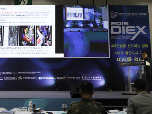 11월 1일 열린 ‘우수제품 평가대회’에서 한 기업인이 자사 제품에 대해 설명하고 있다. [지호영 기자]