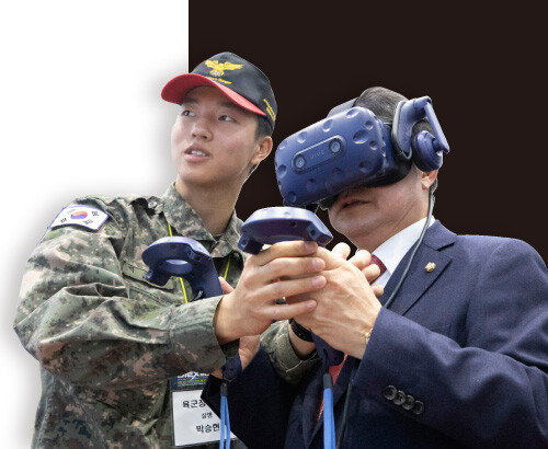 백승주 자유한국당 의원이 박람회 육군 드론홍보관에서 VR체험을 하고 있다.
