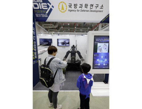 관람객들이 국방과학연구소에서 
선보인 구난로봇을 보고 있다.