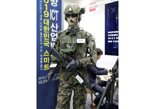 LIG넥스원이 선보인 미래전투체계 장비.