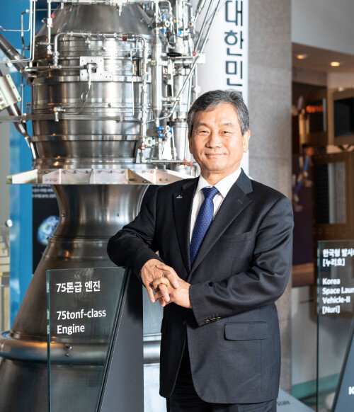 대전 한국항공우주연구원에 전시된 한국형 75t급 액체엔진 앞에서 포즈를 취한 임철호 한국항공우주연구원장. [홍태식 기자]