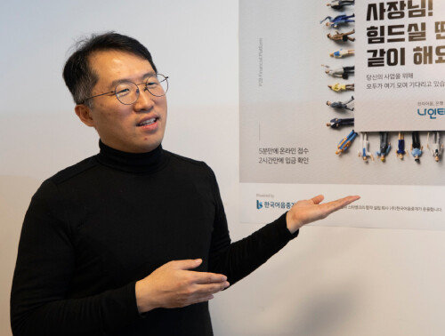 최근 누적 대출액 2000억 원을 돌파하며 
P2P 업계에서 화제에 오른 
‘한국어음중개’도 서울핀테크랩에 입주했다. 곽기웅 대표가 서비스를 설명하고 있다. [조영철 기자]