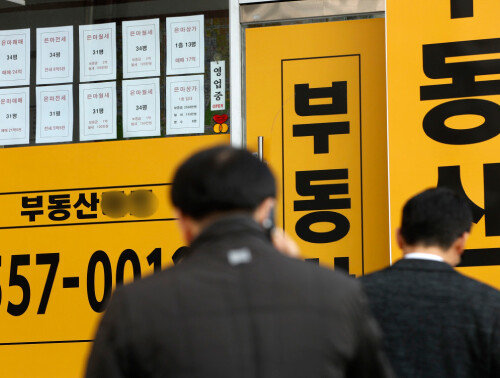 2019년 12월 24일 서울 강남구 대치동의 한 공인중개사 사무소에 전세 매물 전단이 여럿 붙어 있다. [뉴스1]