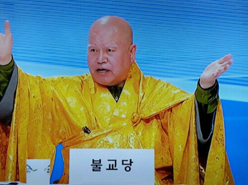 그린불교연합당은 부처님의 자비와 광명으로 중생을 구제해야 한다고 설교한다(MBC 뉴스 캡처). 