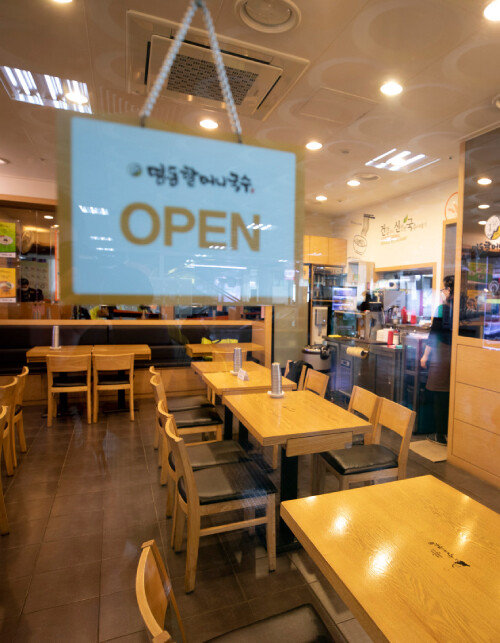 텅 빈 식당 안에 식탁과 의자만이 덩그러니 놓여 있다.