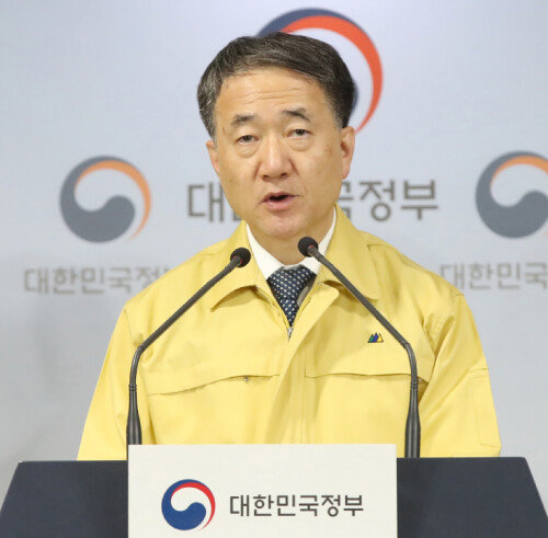 2월 23일 ‘코로나19’ 대책 회의 결과를 발표하는 박능후 보건복지부 장관. [뉴시스]