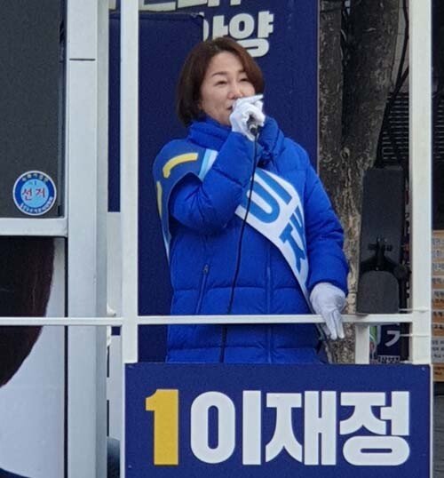 6일 오전, 서울 지하철 4호선 평촌역 인근에서 이재정 더불어민주당 후보가 유세차량 위에서 시민들에게 인사를 건네고 있다. [이현준 기자]