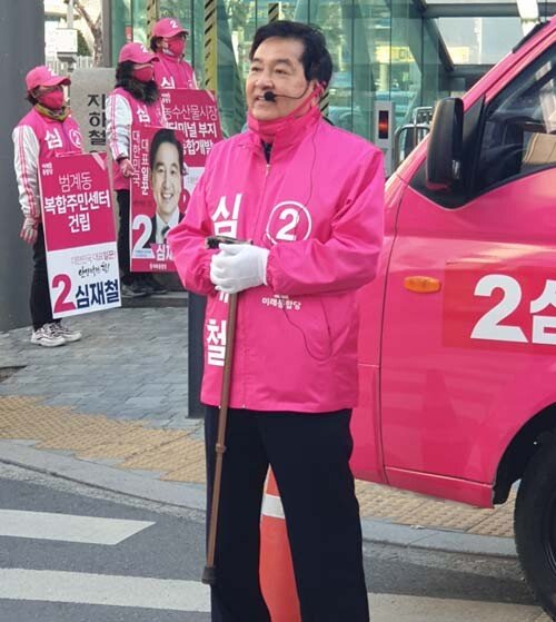 6일 오전, 서울 지하철 4호선 범계역 3번 출구 앞에서 심재철 미래통합당 후보가 시민들에게 출근인사를 건네고 있다. [이현준 기자]
