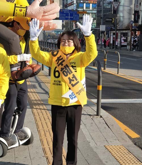 6일 오전, 서울 지하철 4호선 범계역 근처 버스정류장에서 추혜선 정의당 후보가 시민들을 향해 인사를 건네고 있다. [이현준 기자]