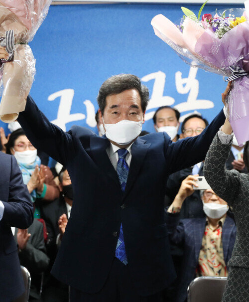 이낙연 더불어민주당 코로나19국난극복대책위원장이 4월 15일 당선이 확정되자 포즈를 취하고 있다. [뉴스1]