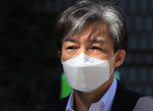 자녀 입시 비리와 감찰 무마 의혹 등으로 재판에 넘겨진 조국 전 법무부 장관이 5월 8일 서울 서초구 서울중앙지방법원에서 열린 첫 정식재판에 출석하며 취재진의 질문에 답하고 있다. [뉴스1]