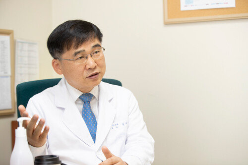 김우주 고려대구로병원 감염내과 교수는 코로나19 백신이 개발되려면 아직 오랜 시간이 필요하다고 말했다. [지호영 기자]