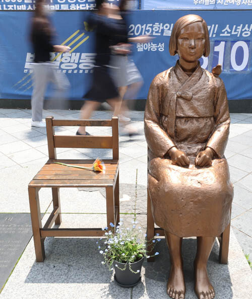 서울 종로구 옛 일본대사관 맞은편에 설치된 ‘평화의 소녀상’. [박영대 동아일보 기자]