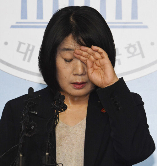 윤미향 의원이 5월 29일 서울 여의도 국회 소통관에서 정의기억연대 활동 기간에 불거진 의혹에 대한 기자회견을 하고 있다.  [사진공동취재단]