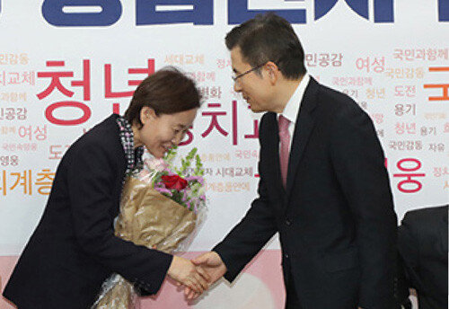 2월 7일 국회에서 열린 ‘2020 영입인사 환영식’에서 윤주경 의원이 황교안 당시 자유한국당 대표와 악수하고 있다. [동아DB]