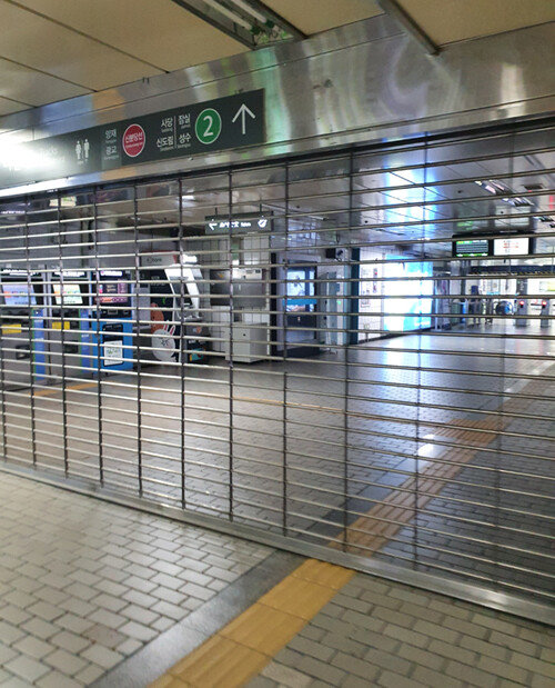 4월 22일 지하철 운행 시간이 끝난 후 서울지하철 강남역. 셔터가 내려져 있어 자동심장충격기로 접근이 불가능하다. [박재균 제공] 