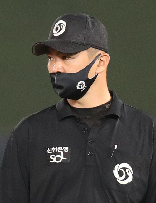  KBO 심판위원이 남영비비안이 내놓은 신제품 ‘KBO 마스크’를 착용하고 있다. [뉴스1]