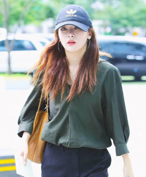 루즈핏 셔츠에 와이드 팬츠, 모자로 꾸안꾸 패션을 연출한 걸그룹 레드벨벳 멤버 슬기.  [슬기 인스타그램 캡처]
