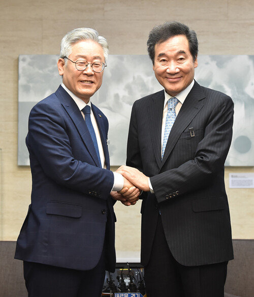 이낙연 더불어민주당 의원(오른쪽)과 이재명 경기지사가 7월 30일 경기 수원시 경기도청에서 만나 악수하고 있다. [박영대 동아일보 기자]