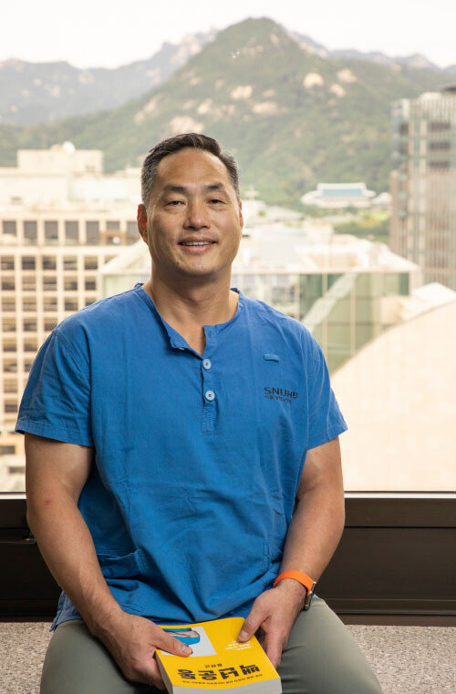 정선근 서울대 의대 교수는 “요통 환자의 98%는 수술 없이 완치될 수 있다”고 주장한다. [조영철 기자]