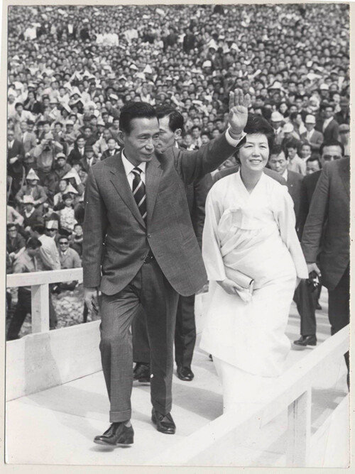 1971년 4월 17일 제7대 대통령선거 유세를 위해 대구 유세장을 찾은 박정희 당시 민주공화당 후보 부부. [동아DB]