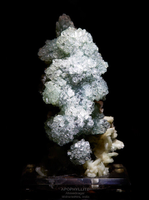 어안석(Apophyllite)  광물의 쪼개진 면에서 뿜어져 나오는 진주색 광택이 물고기 눈을 닮았다고 해서 어안석(魚眼石)이라는 이름이 붙었다. 

