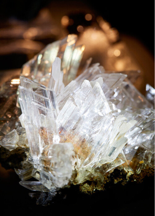 석고(Gypsum)  신체 일부를 고정할 때 사용하는 깁스(cast)의 소재로 쓰이는 광물. 세계적으로 유명한 멕시코 수정 동굴에서 나온 것이다. 

