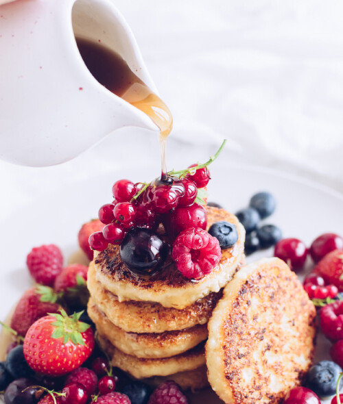 품질 좋은 메이플시럽은 촉촉하게 구운 팬케이크에 주르륵 부어 그대로 먹는 게 좋다.  [GettyImage]