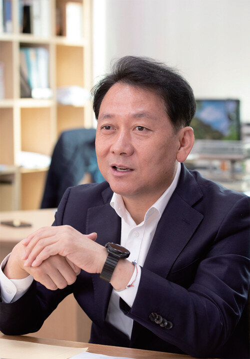 이광재 의원은 “우리나라가 산업화와 민주화라는 두 개의 축으로 삶의 질 1등 국가가 되는 꿈을 꾼다”고 말했다. [지호영 기자]