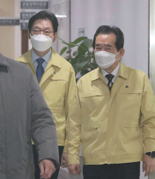 정세균 국무총리(오른쪽)와 김경수 경남도지사가 12월 4일 경남도청에서 열린 ‘코로나19 대응 중앙재난안전대책본부 회의’에 참석하기 위해 이동하고 있다. [뉴스1] 